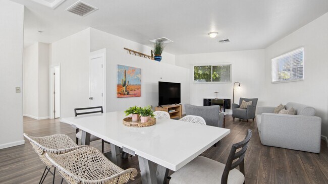 Building Photo - 2929 N 55th Pl
