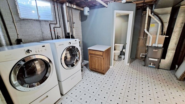 Building Photo - 3 Bed / 3 Bath Single Family Home