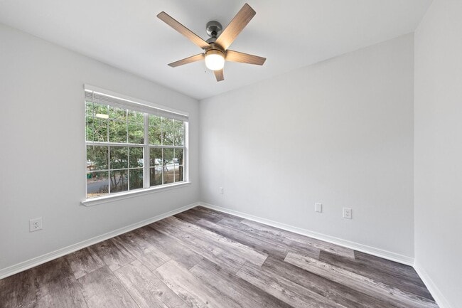 Building Photo - Beautifully Updated Townhouse