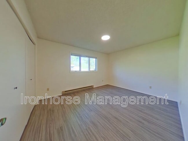 Building Photo - 811 W Villard St