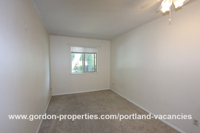 Building Photo - $1,395.00 - NE Fremont St - 2 bedroom cond...