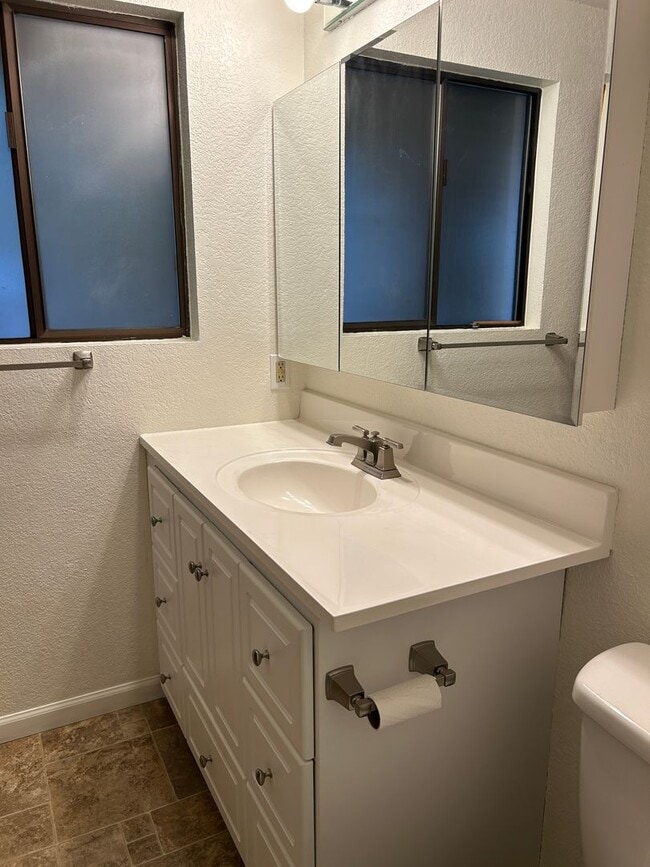 Building Photo - 2bd/1.5ba Tukwila Townhome