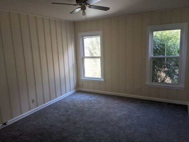 Building Photo - 3 Bed 2 Bath with Enclosed Patio, Fenced Yard, and Garage