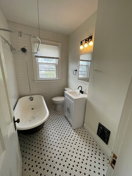 Building Photo - 297 Reinhard Ave