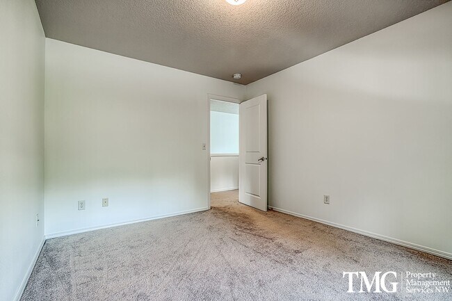 Building Photo - Large 4 Bed 2.5 Bath Home in Lakeshore!