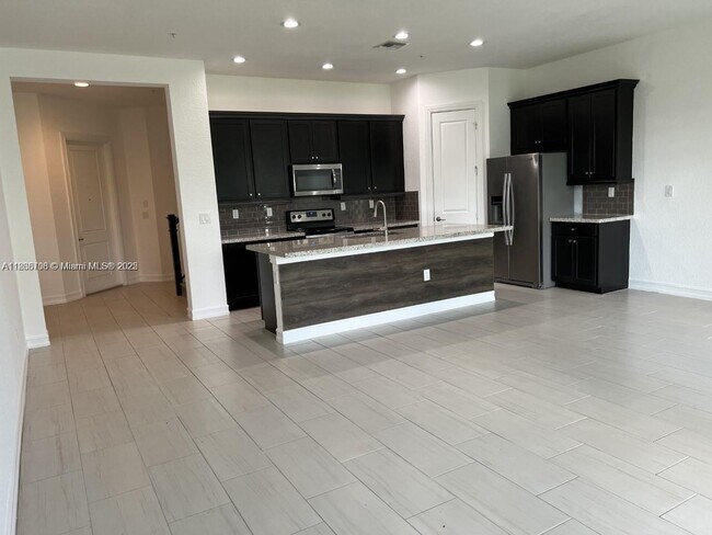 Building Photo - 11539 SW 13th Dr