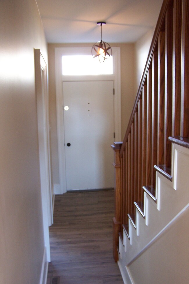 Entry - 26 E Pomfret St