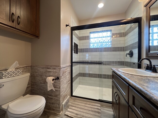 Building Photo - 1131 Colonial Dr E