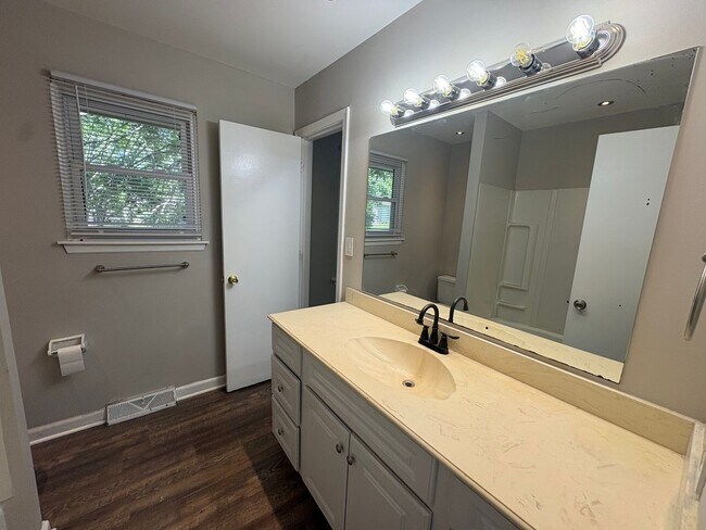 Building Photo - 3 Bedroom 2 Bathroom Available Now! Blue Springs, MO!!