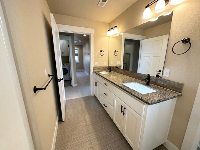 Building Photo - Super Cute 3 Bedroom with Bonus/Office in SE Portland Home!