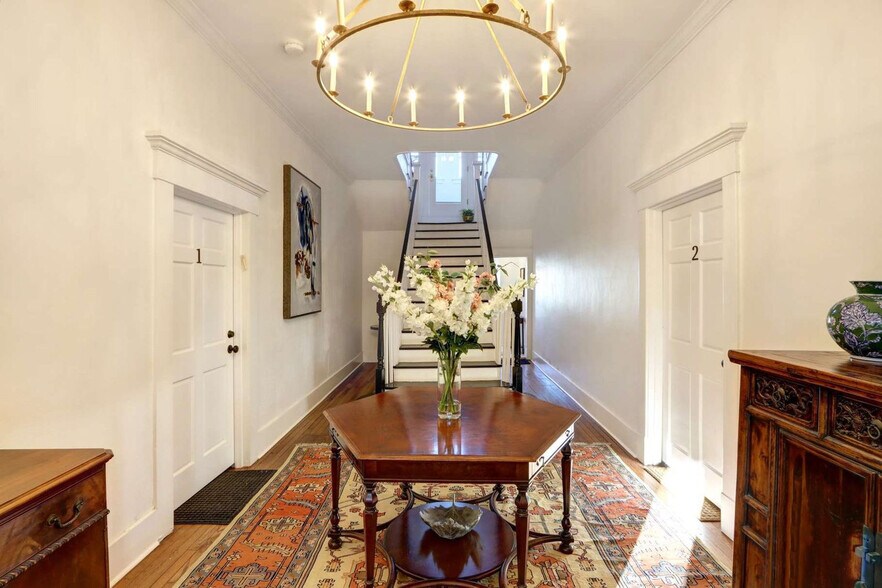 Building Photo - 306 E Victory Dr