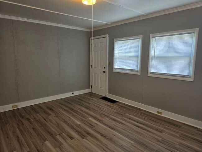 Building Photo - 2-Bedroom, 1-Bathroom Home – $1050/Month | Accepting Section 8