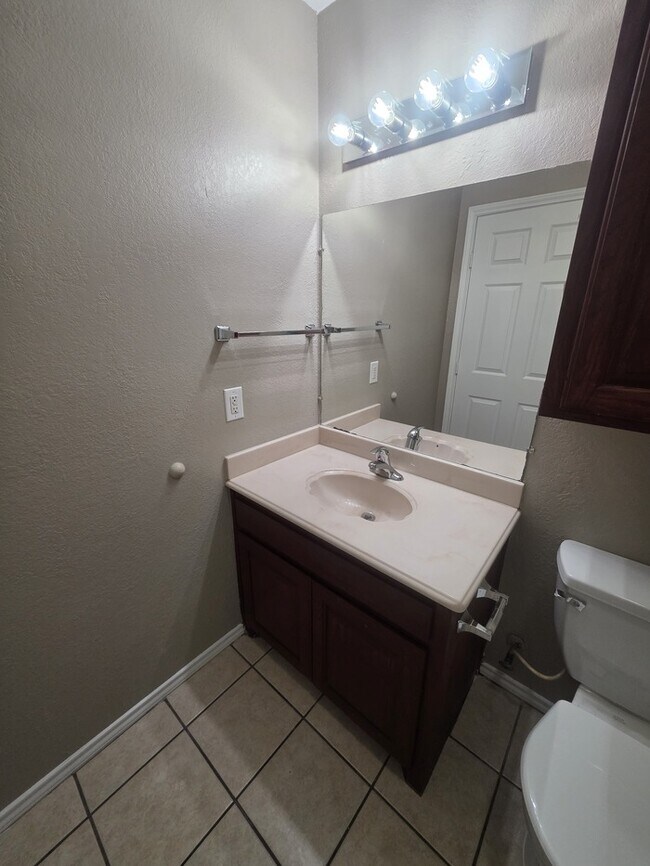 Building Photo - 3 bed 2 bath home