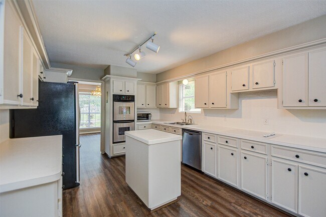 Building Photo - 6206 Rippling Hollow Dr