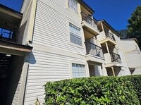 Building Photo - 1940 Lake Atriums Cir