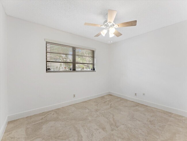 Building Photo - 1821 NE 40th Ct