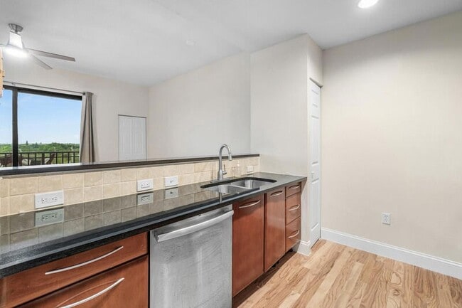 Building Photo - 511 Lucerne Ave