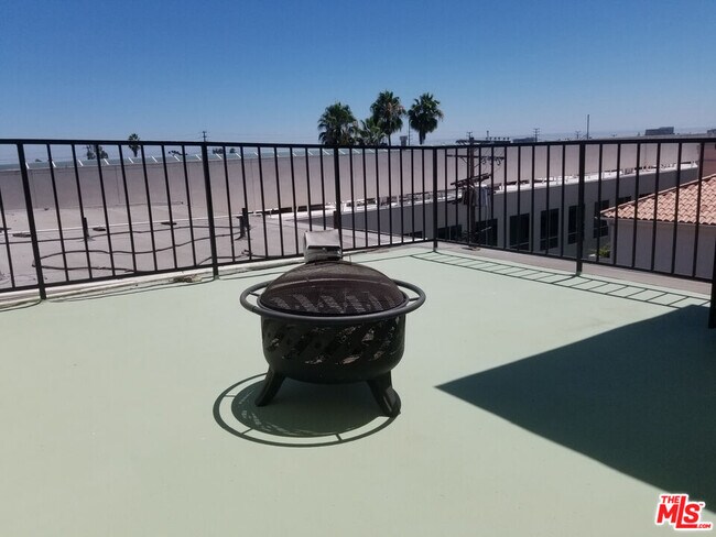 Building Photo - 10620 Eastborne Ave