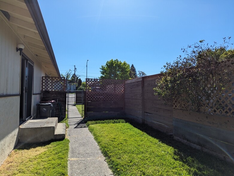 Building Photo - 339 Effie St