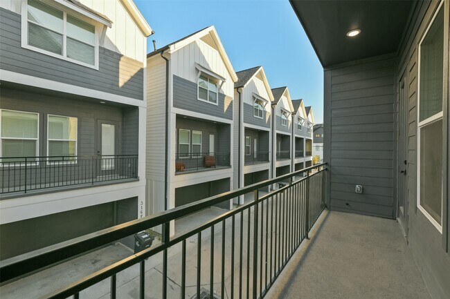 Building Photo - 316 Thornton Rd
