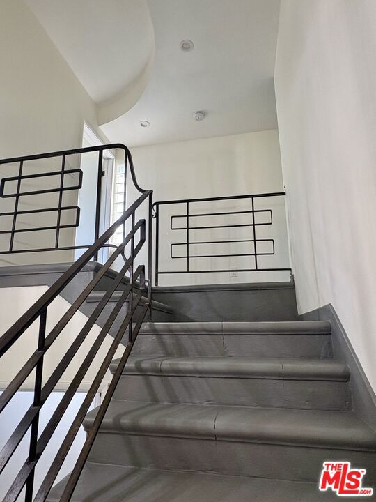 Building Photo - 333 N Detroit St