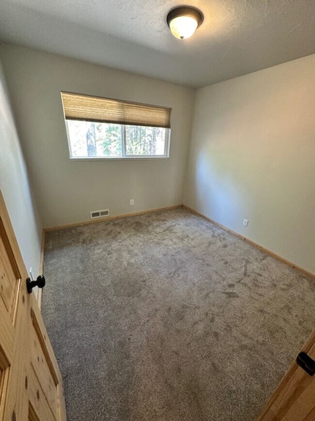 Building Photo - Lovely multi level home available now for ...