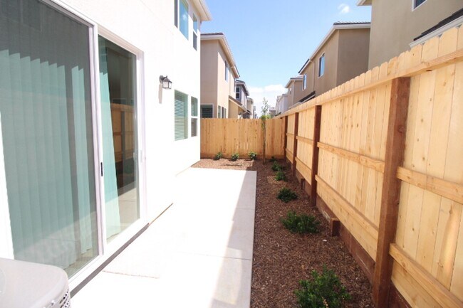 Building Photo - 1462 Pioneer Ln