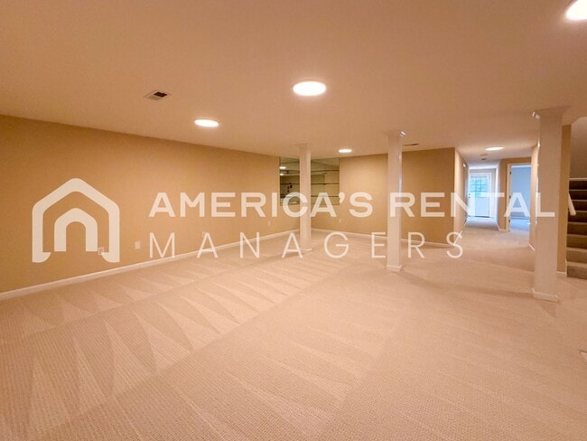 Building Photo - Spacious Five Bedroom Residence in Meadowbrook!