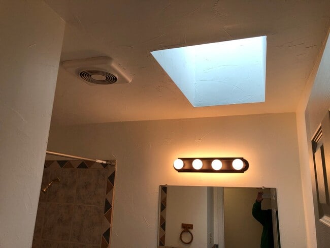 Building Photo - Updated 3 bedroom 3 bath house in Eugene!