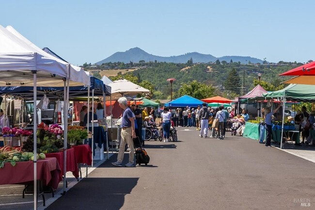 Building Photo - 1100 Bayhills Dr