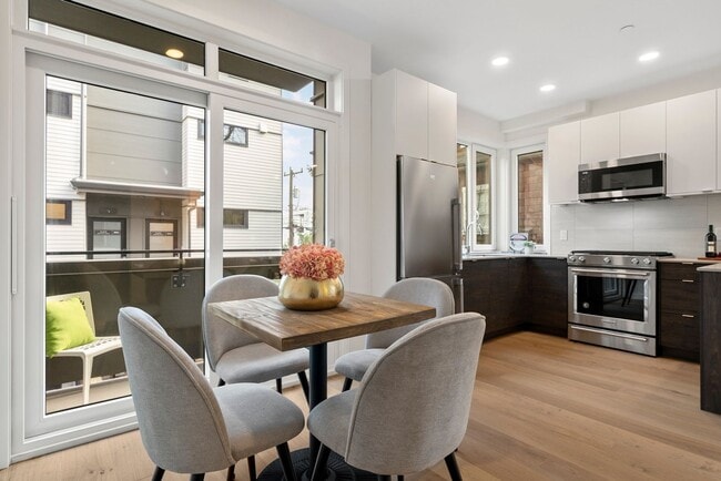 Building Photo - Beautiful Eastlake Condo