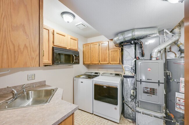 Building Photo - Beautiful 4 Bed, 4 Bath Rental Home in Gre...