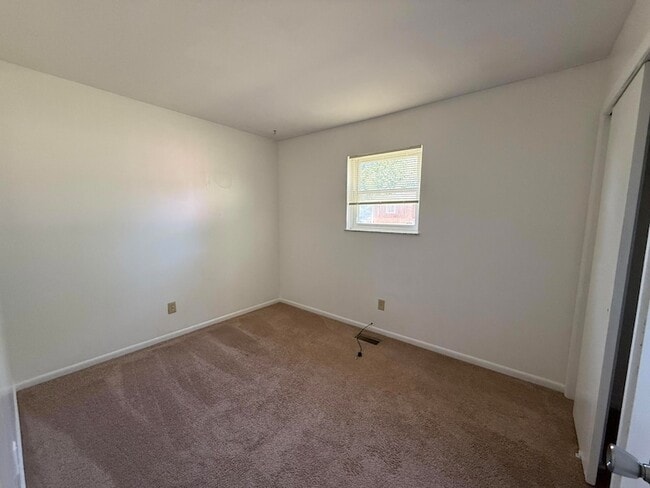 Building Photo - 1124 Pam Dr