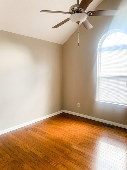 Building Photo - 118 Redbud Dr
