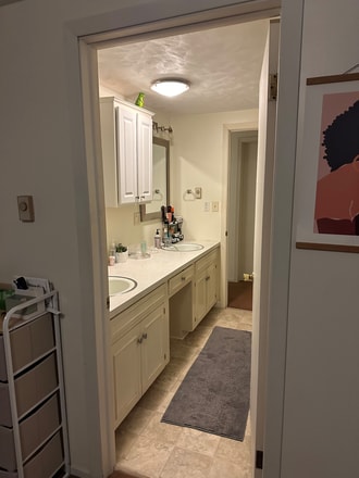 Building Photo - 102 Longmeadow Ln