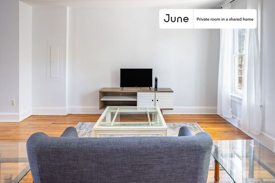 Building Photo - Room in Shared 3 bed/2.5 bath home