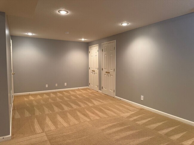 Building Photo - {12009} Available Immediately + Finished Lower Level + Olathe Schools
