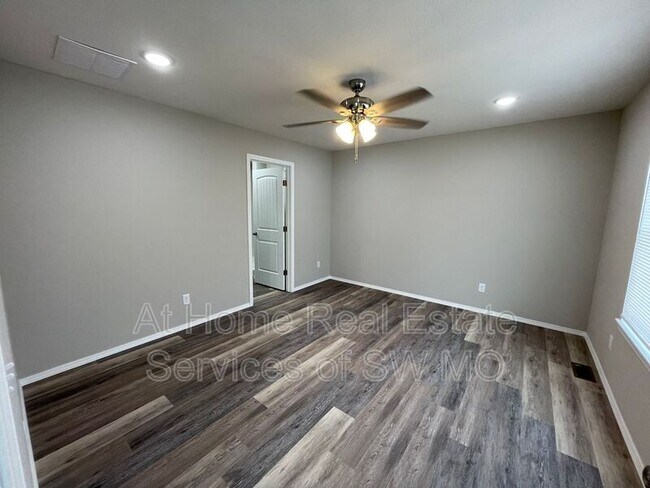 Building Photo - 656 S Southgate Dr