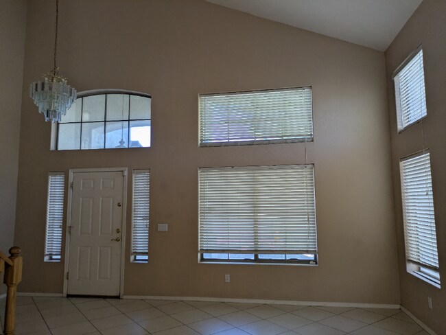 Building Photo - 204 W Goldfinch Way