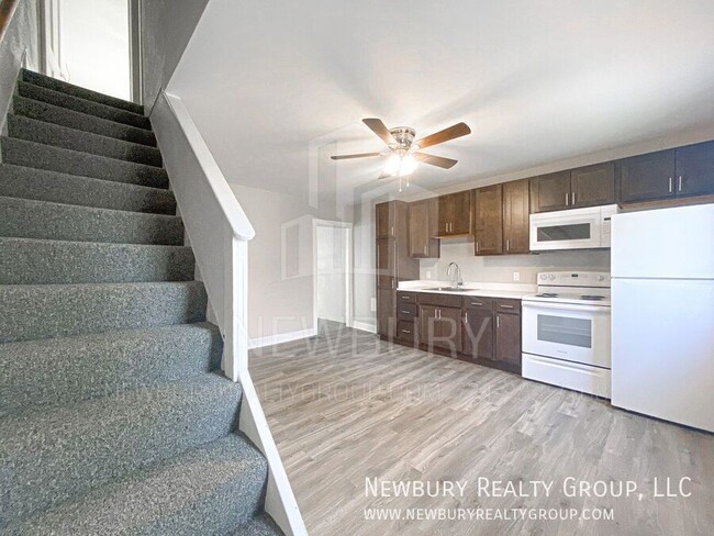 Building Photo - Spacious & Updated 2-Bedroom Row Home – Mo...