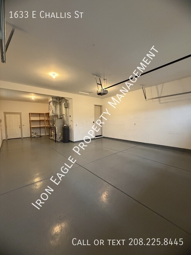 Building Photo - 1633 E Challis St