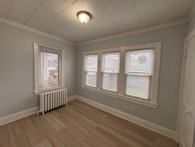 Building Photo - 1429-1431 Knox Ave N