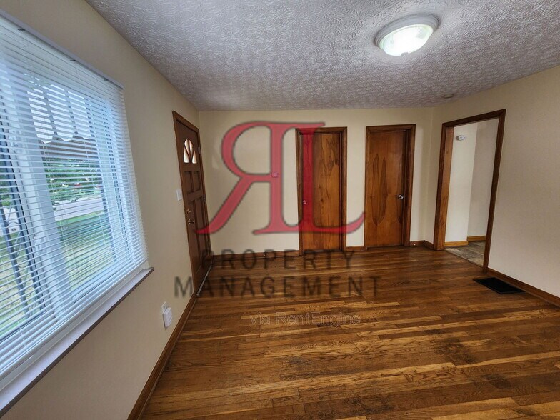 Building Photo - 156 Collingwood Ave