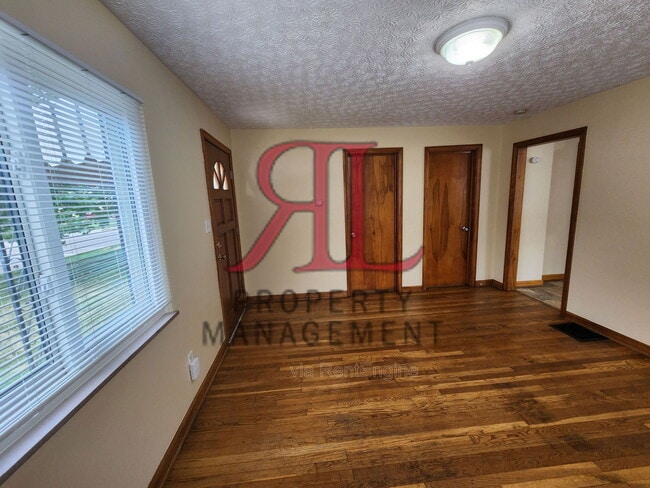 Building Photo - 156 Collingwood Ave