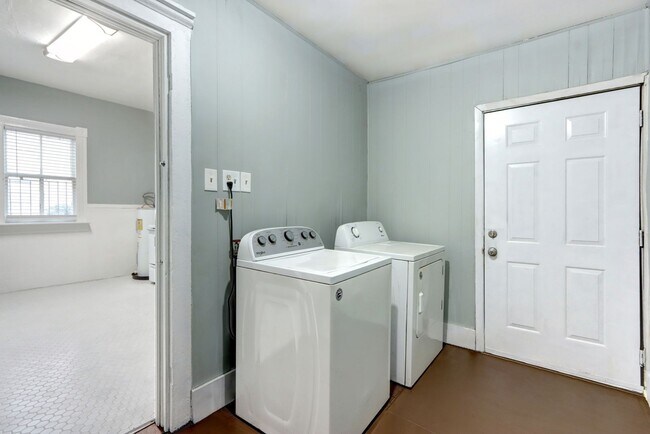 Building Photo - Renovated Two Bedroom Aprtment