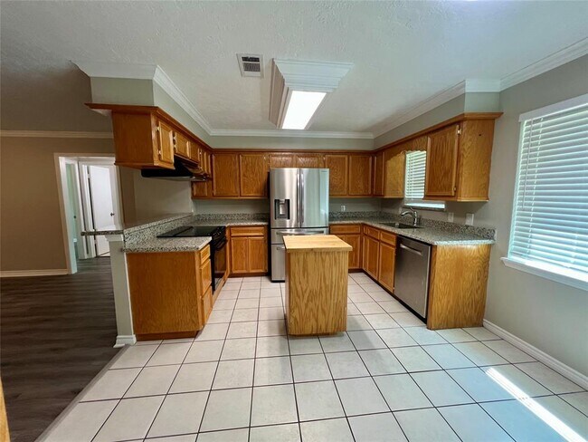 Building Photo - 17 N Linnwood Dr