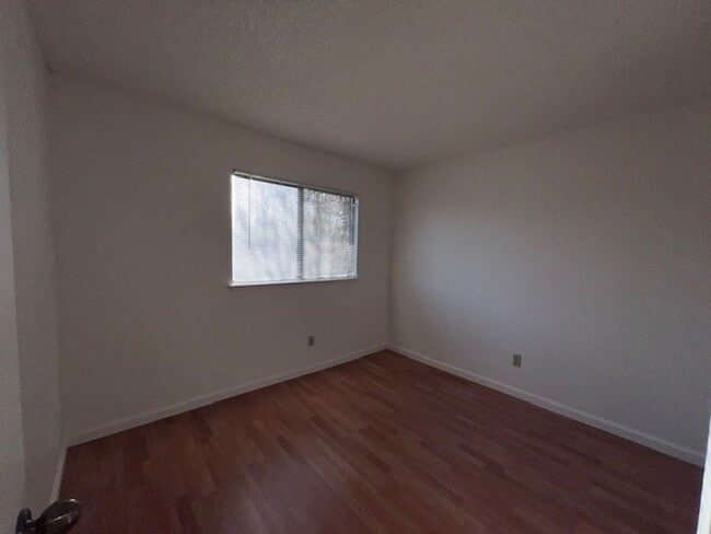 Building Photo - Freshly painted Pocket home close to schools and shopping.