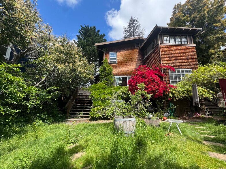 Building Photo - 2836 Derby St