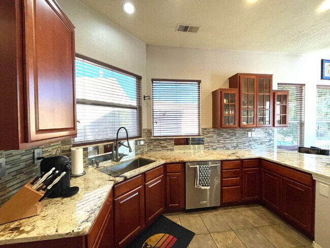 Building Photo - High Desert Beauty! Community Pool!