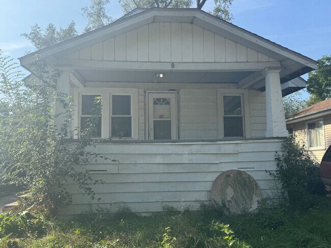 Building Photo - 2-Bedroom Gem on Barrie Avenue – Perfectly Quaint Living in Flint!